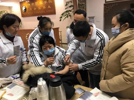 小兒推拿師證書怎么考？快來瞧重慶六合學?？己爽F場