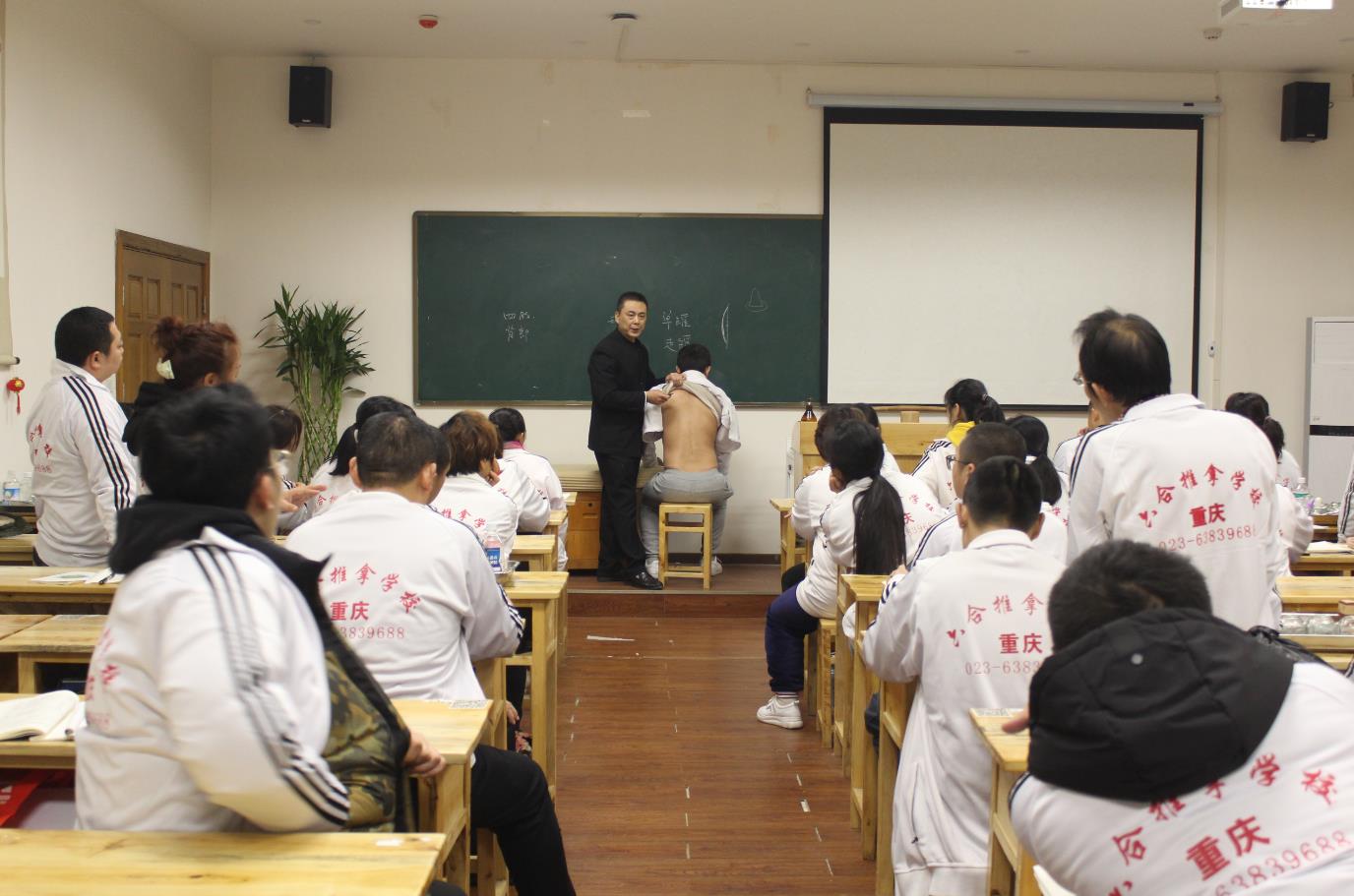 家庭艾灸如何做?中醫(yī)針灸推拿培訓(xùn)學(xué)校分享艾灸保健方法