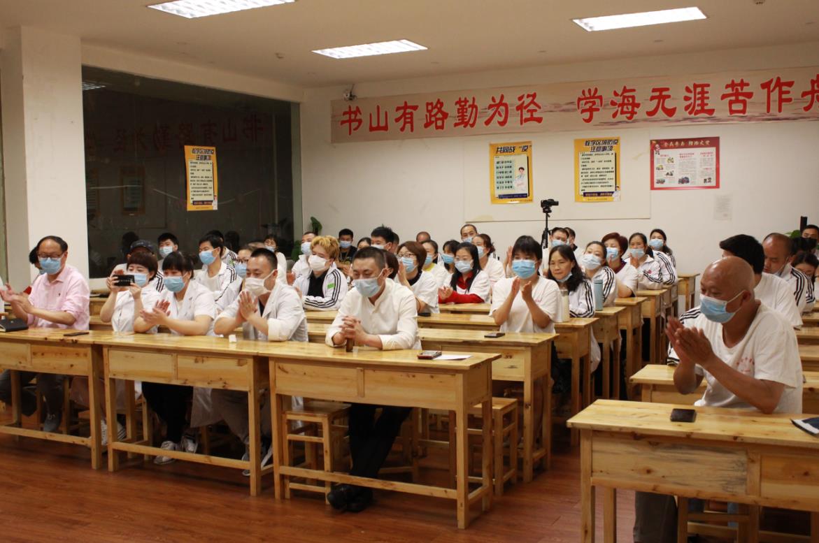 領(lǐng)證啦！新老學(xué)員齊聚六合學(xué)校結(jié)業(yè)典禮！