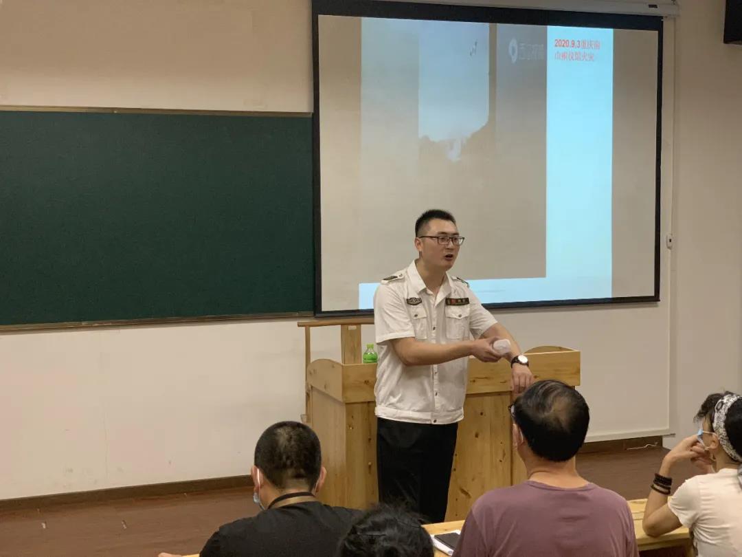 六合學(xué)校黨支部組織在校師生員工開展消防培訓(xùn)與演練