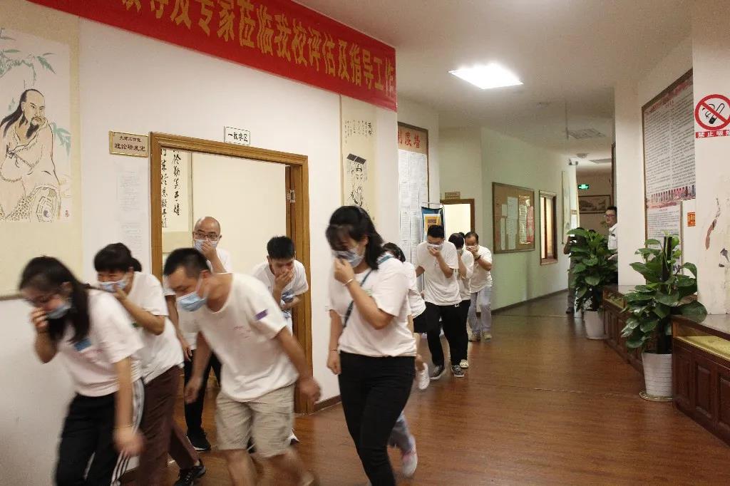 六合學(xué)校黨支部組織在校師生員工開展消防培訓(xùn)與演練