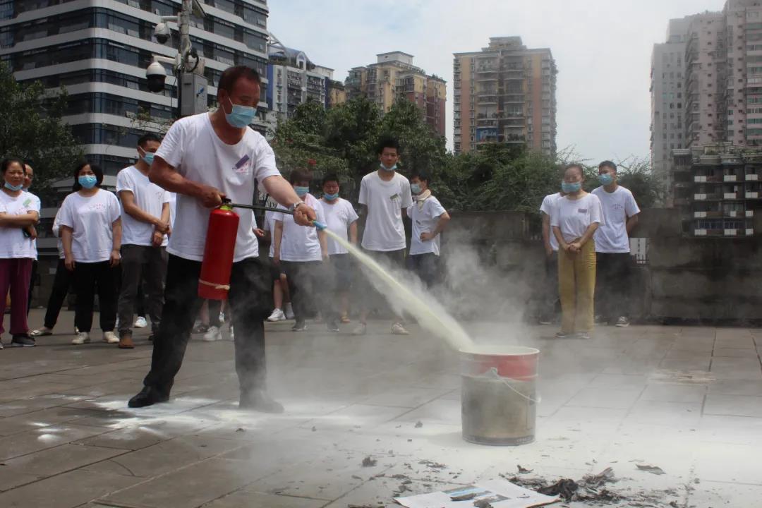 六合學(xué)校黨支部組織在校師生員工開展消防培訓(xùn)與演練